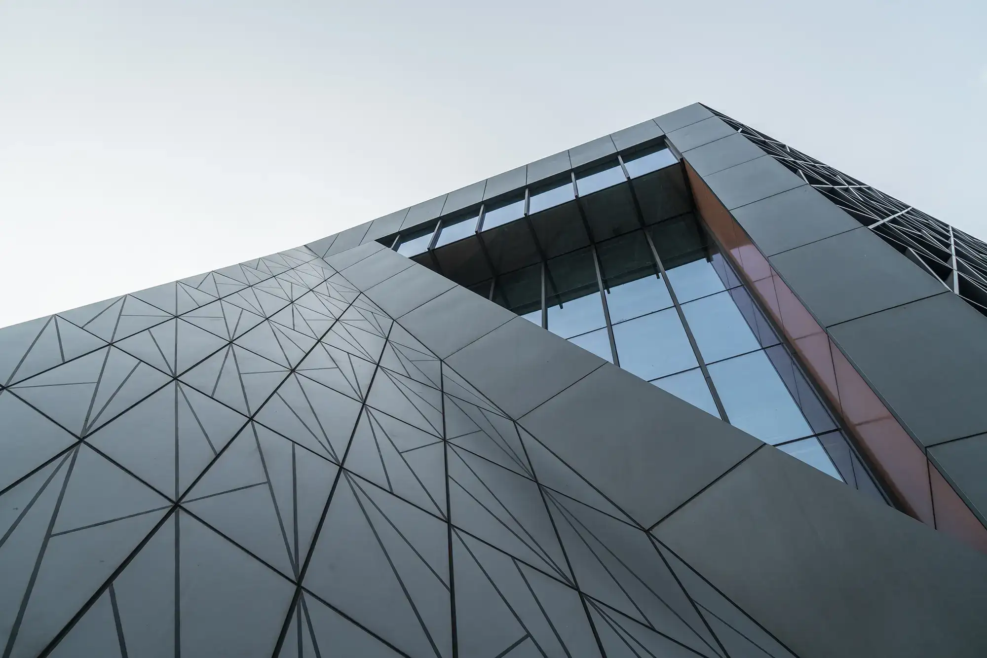 Modern alüminyum kompozit cephe kaplamalı çağdaş bina tasarımı